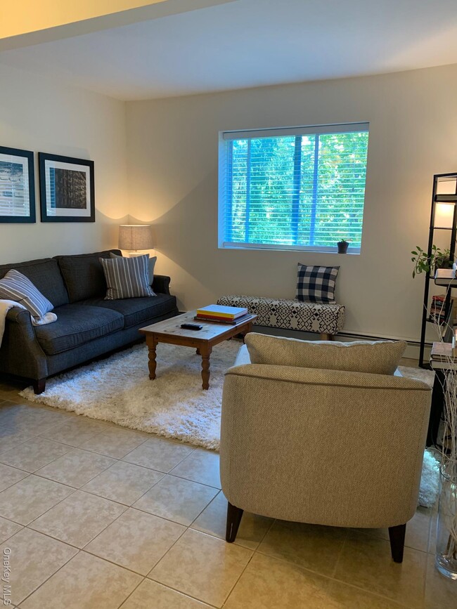 Building Photo - 23 Pearl St Unit 8