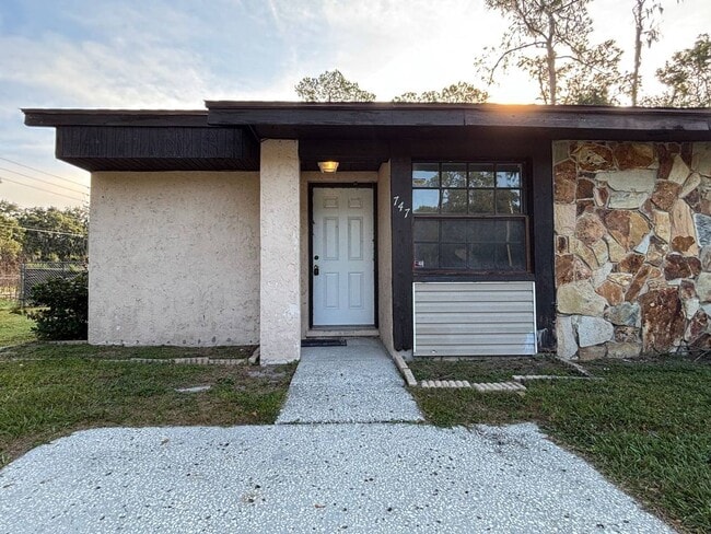 Building Photo - Charming 2-Bedroom Duplex on a Private Cor...