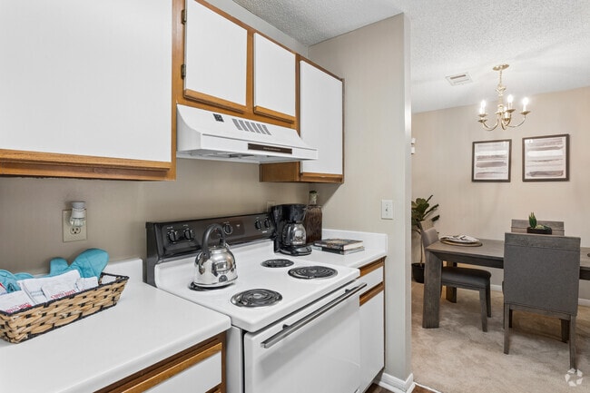 2BR, 2BA - 1,005SF - Kitchen - Arbor Crossing