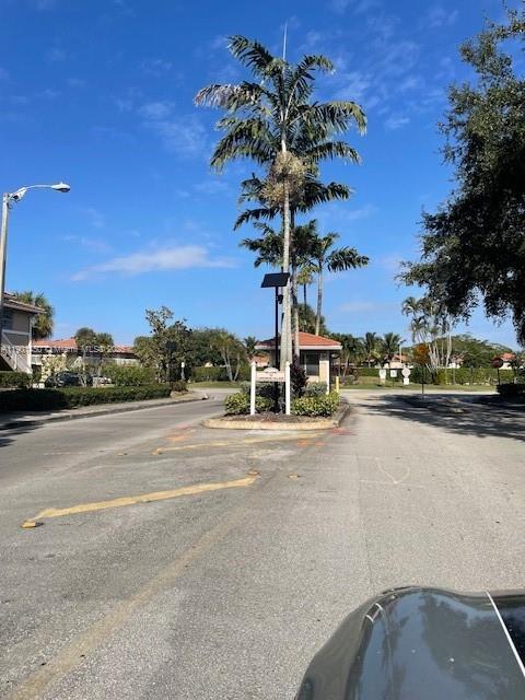 Building Photo - 10007 Twin Lakes Dr Unit 25-0