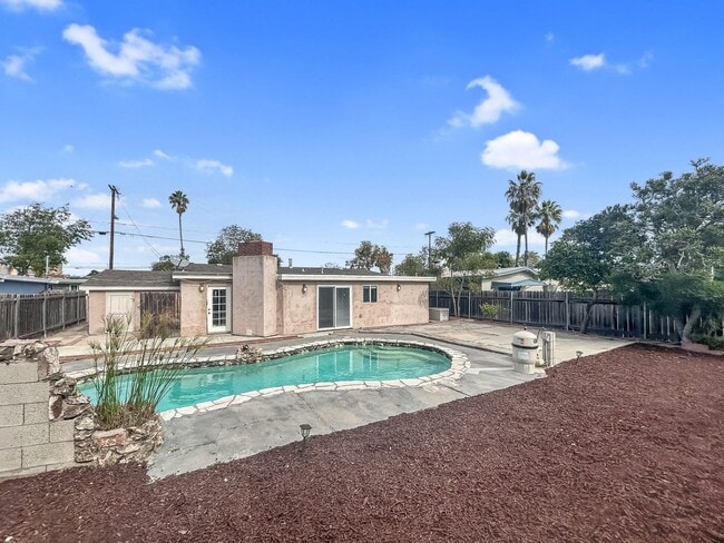 Building Photo - Beautiful 3B/2BA w/ Updated Kitchen and Pool in Clairemont!