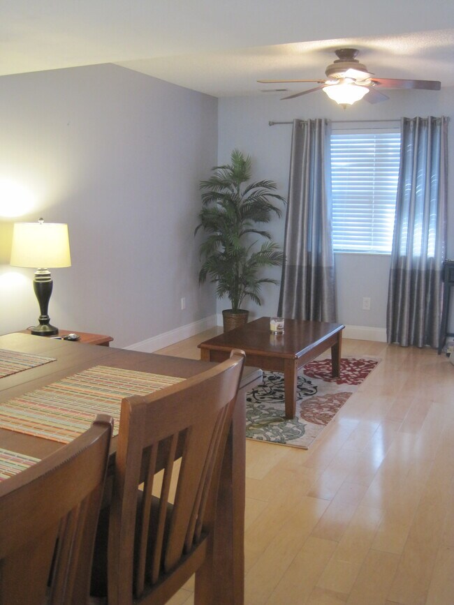 Living room - 9073 W Swan Cir Unidad 9073