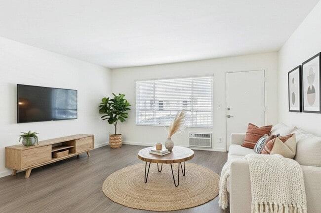 Photo - Reseda Apartments