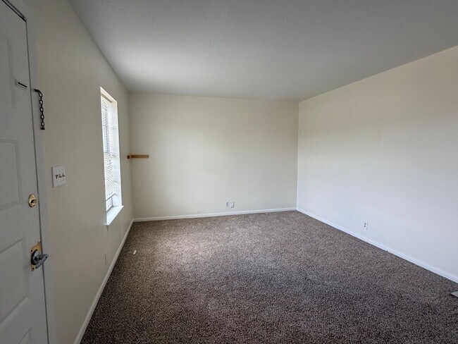 Photo - Fresh and clean 3/1 upstairs apartment