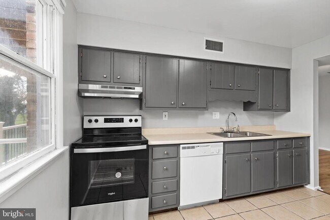 Building Photo - 4341 Carlisle Pike Unit B8