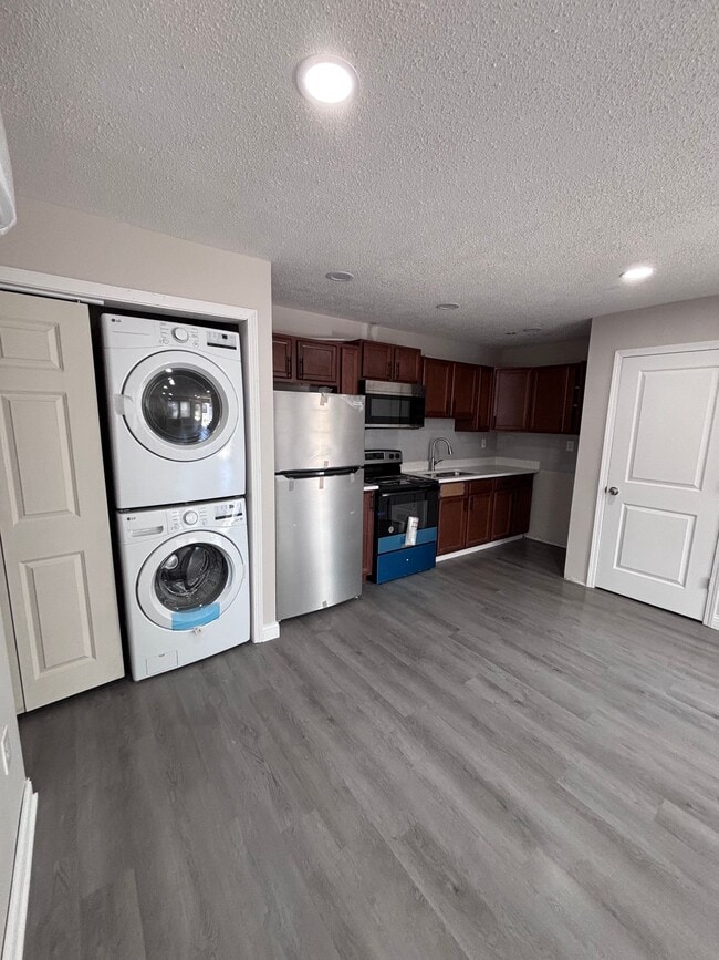Building Photo - Newly Renovated 2 Bed 1.5 Bath Unit 1 Rental
