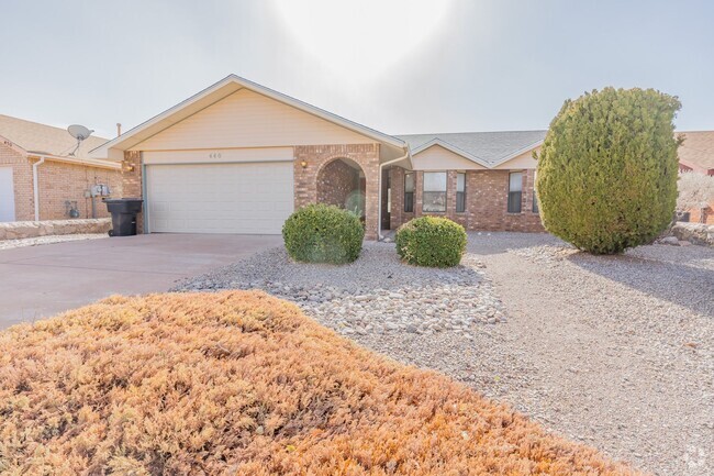 Building Photo - Inviting 3 Bed 2 Bath - Pet Friendly! Rental