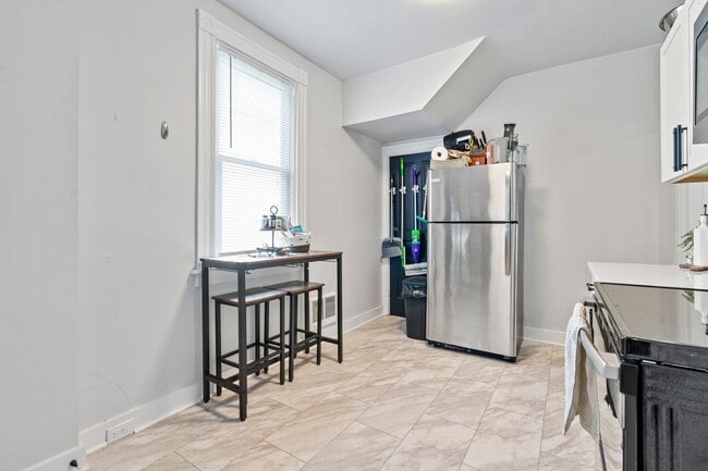 Building Photo - 388 Ingomar St Unit Apt 1