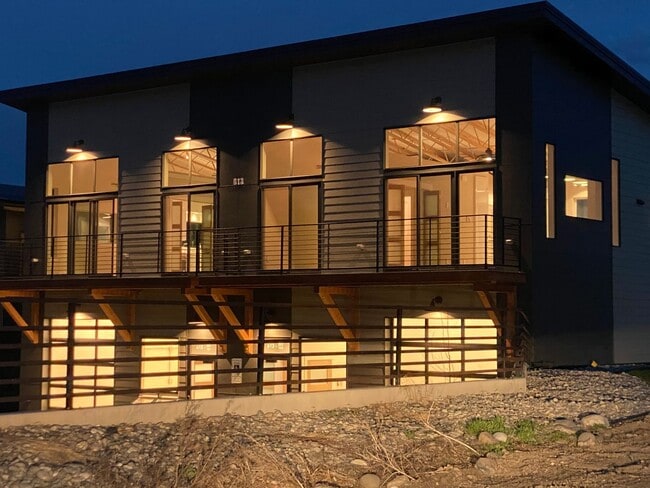 Building Photo - 613 Nikles Dr Unit 101/201