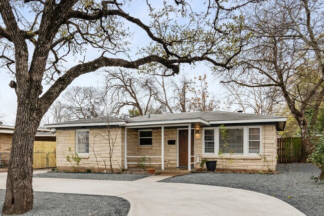 Photo - 2018 Remodeled 3 bed / 2 bath - wood / tile floors, fenced yard. Hyde Park / Downtown