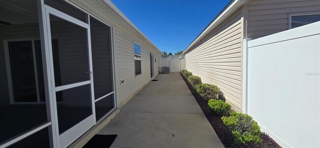 Photo - 2577 Lindewood St