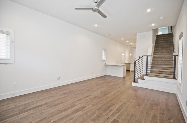 Photo - ***410-1 SW B Street***