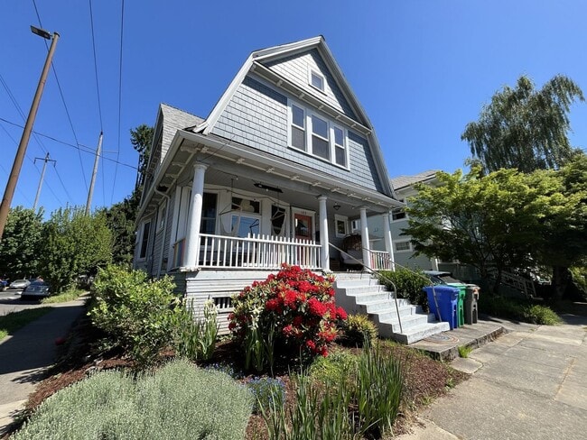 Building Photo - Warm and Welcoming Portland Home with Classic Charm, Modern Kitchen & Outdoor Deck