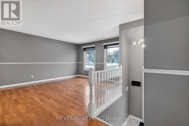 Photo - 6166 Wildrose Crescent