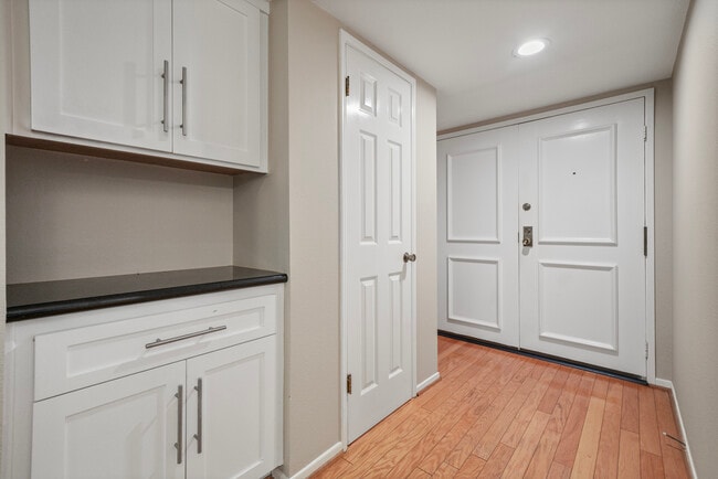 Building Photo - 15231 Magnolia Blvd Unit #221