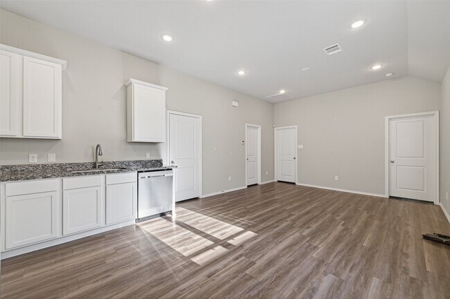 Photo - 12004 Canal St