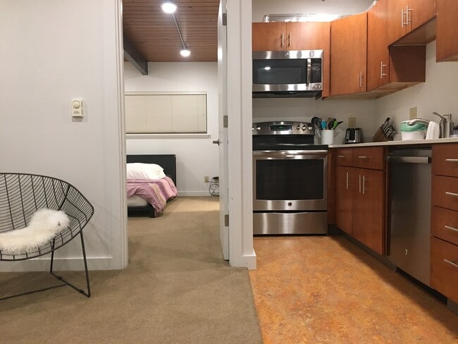 Building Photo - 2318 NE 51st St Unit 4