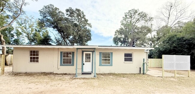 Building Photo - 4-Bedroom Home - Fenced Backyard