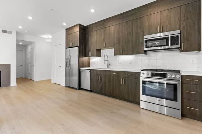 Building Photo - 3975 NE Garfield Ave. Unit #2