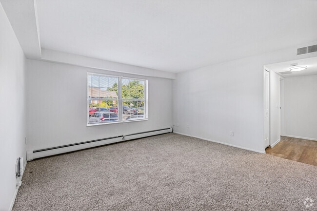 1BR, 1BA - 646SF - Living Room