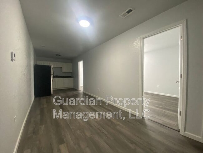 Photo - 123.5 N Main St