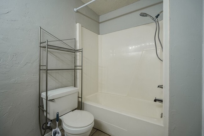 Photo - 4 bed, 2 bath home in Yukon