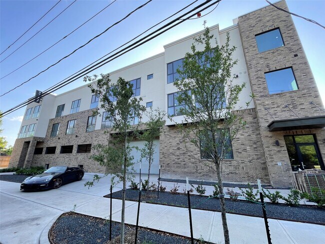 Building Photo - 2727 Houston Ave Unit 304