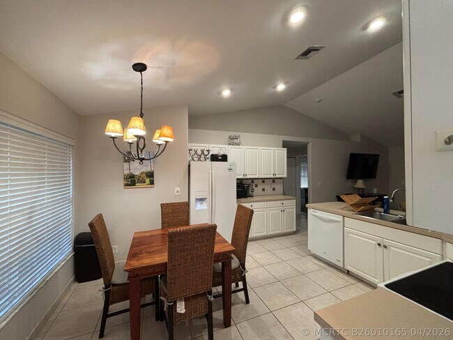 Photo - 1094 Raintree Ln