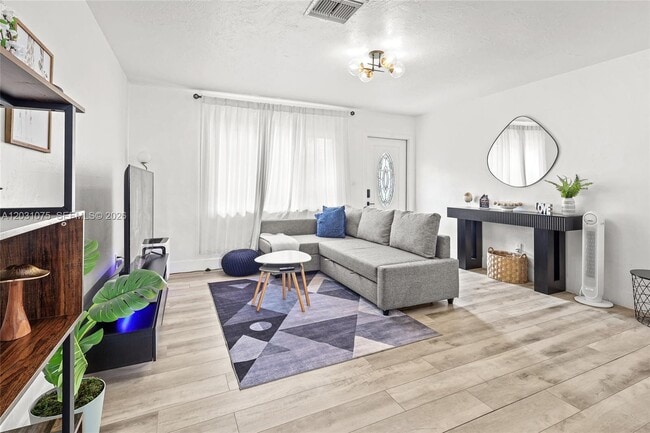 Building Photo - 11002 NE 13th Ave Unit #