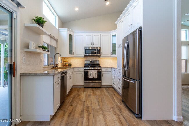 3226 E Wahalla Ln