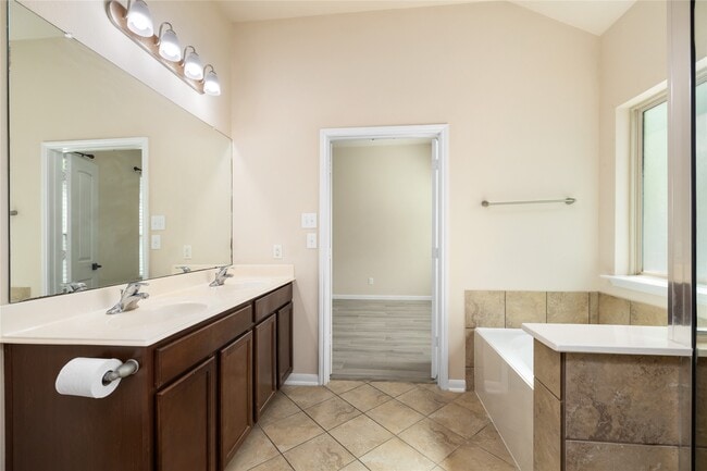 Building Photo - 9420 Savannah Holly Dr