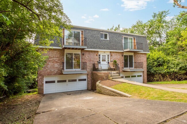 Photo - RENOVATED & READY FOR MOVE IN! 2-BEDROOM I... Unidad Apartment B