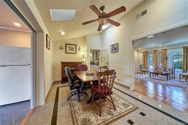 Photo - 433 S Bundy Dr House
