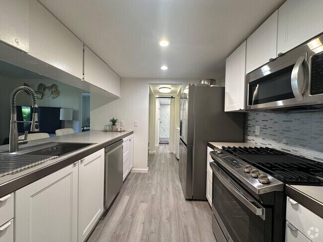 Building Photo - 2023 N Vía Miraleste Unit 1015 Rental
