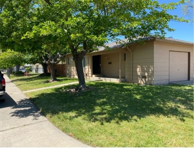 Move-In Ready 2BR Duplex — South Sacramento, Pets OK