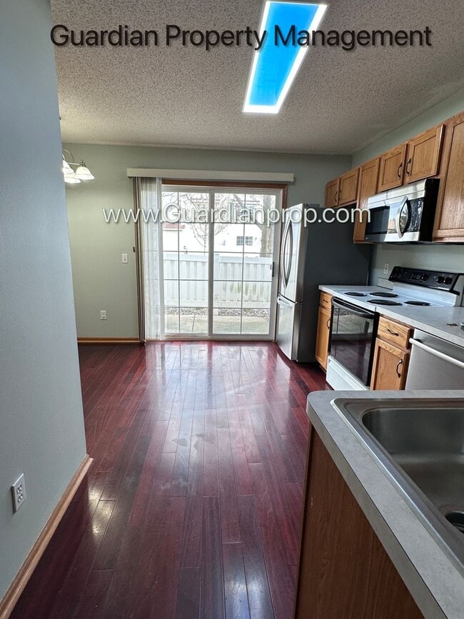 Photo - Apple Valley Corner Unit Town Home W/dedicated Office, 2 Car Garage, Washer/Dryer, Dishwasher