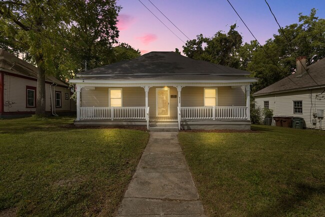 Building Photo - Totally Renovated 3bedroom/2 bathroom home...