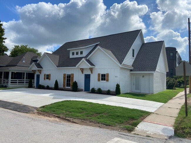Building Photo - Modern 3-Bedroom, 2-Bathroom Duplex in Pri... Rental
