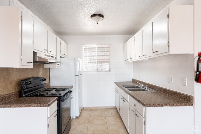 2BR, 1BA - 700SF - Kitchen