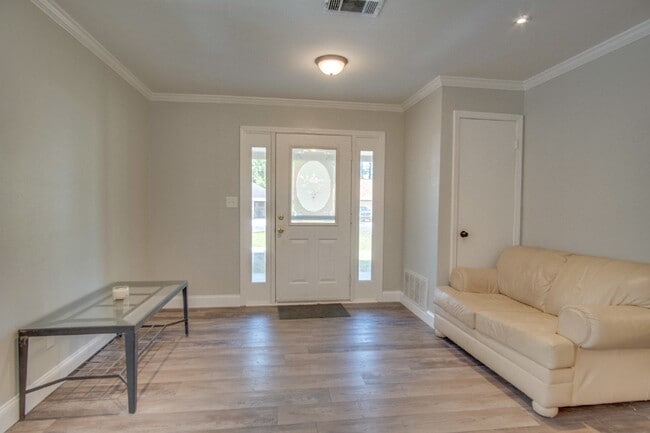 Photo - Modern and updated 3/ 2 bath ranch home in Old Hickory Subdivision of SW Pensacola Near NAS and P...