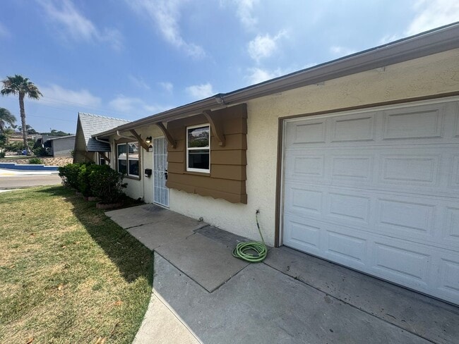 Building Photo - Remodeled 3 Bedroom, 1.5 Bathroom Home in Central Spring Valley