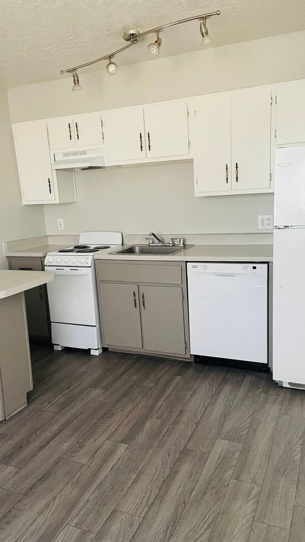 Building Photo - Studio with On site laundry! No Deposit Re... Unit 119 Rental
