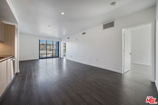 5800 Harold Way Unidad 411