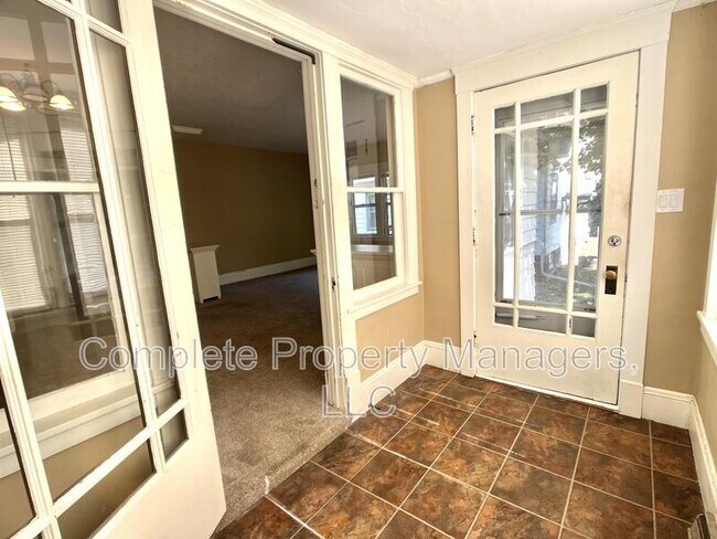 Photo - 806 John Farry Pl