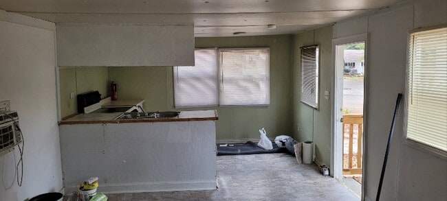 Photo - 205-437 Holt Ave