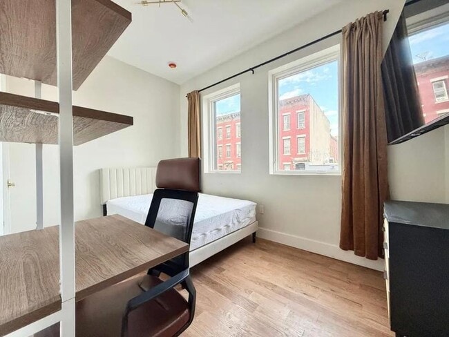 Building Photo - Nice room in a good neighborhood Unit 2B