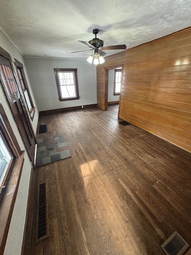 Photo - 3011 Hoagland Ave