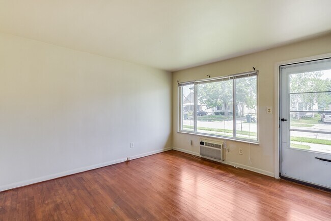 Photo - London Moore Apartments