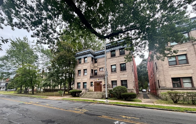 Building Photo - 4 Bedrooms 2 Bath Apartment with Heat and Hot Water Included!! Unit 1083-3L