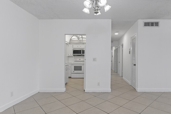 Photo - 5700 NE 22nd Way Unidad 323